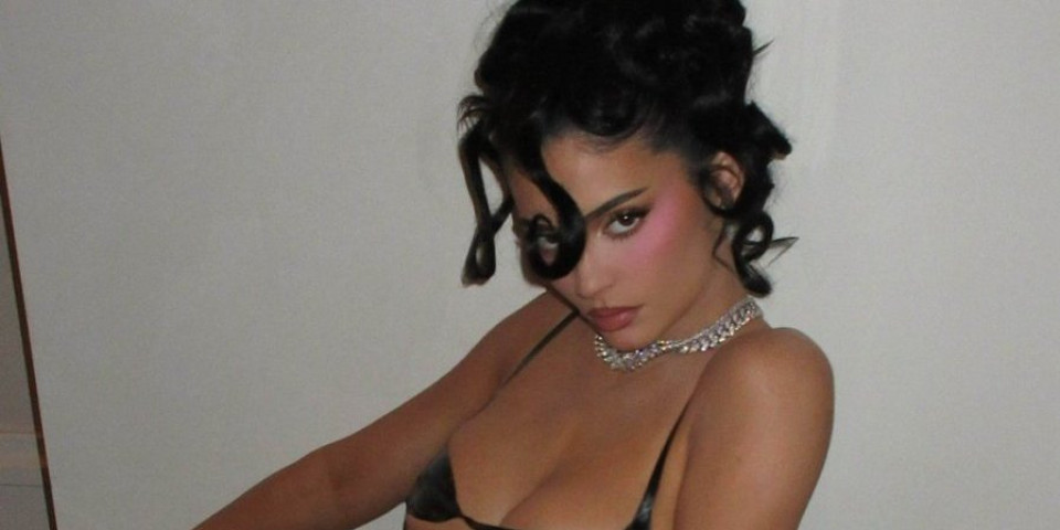 Lateks i grudi na  izvol'te: Vrela Kajli Džener usijala mreže - telo poziva na greh (FOTO)