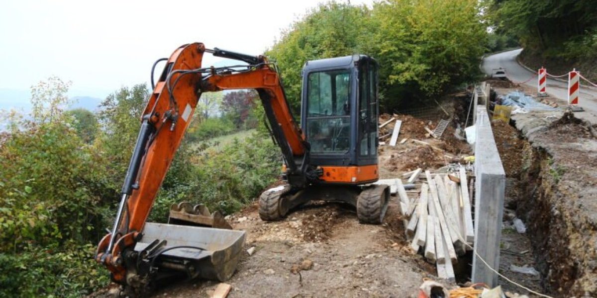 Pokrenulo se klizište u blizini Užica: Ekipe hitno upućene na teren (FOTO)