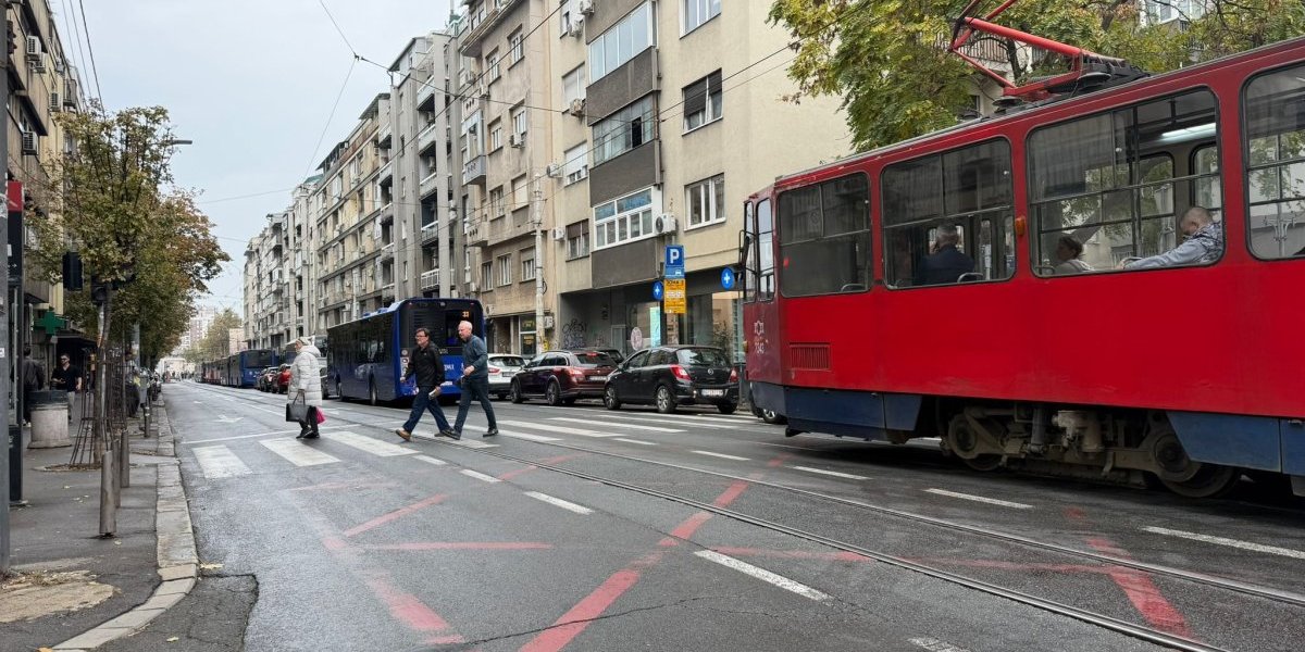 Hiljade ljudi zarobljeno u Beogradu: Da li je moguće da blokaderi ovo rade za vikend?! (FOTO)