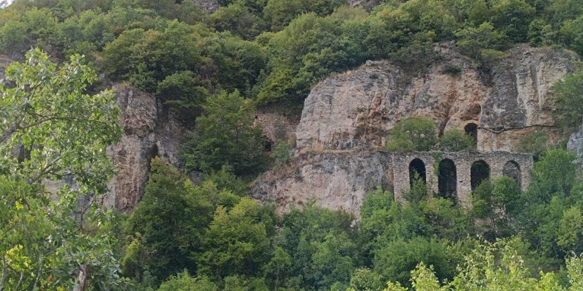 Srpski manastir na meti đavoljih vandala: Albanci uništili i isposnice svetaca iz 13.veka!