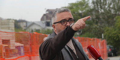 Glavni urednik Informera Dragan J. Vučićević još jednom je u programu uživo rakrinkao brutalne laži blokadera i opozicionih medija koji po društvenim mrežama bezočno šire izmišljotine kako su se zaposleni u našoj medijskoj kući preplašili zbog najavljene nove blokade, te da su oko zgrade već raspoređene jake policijske snage.