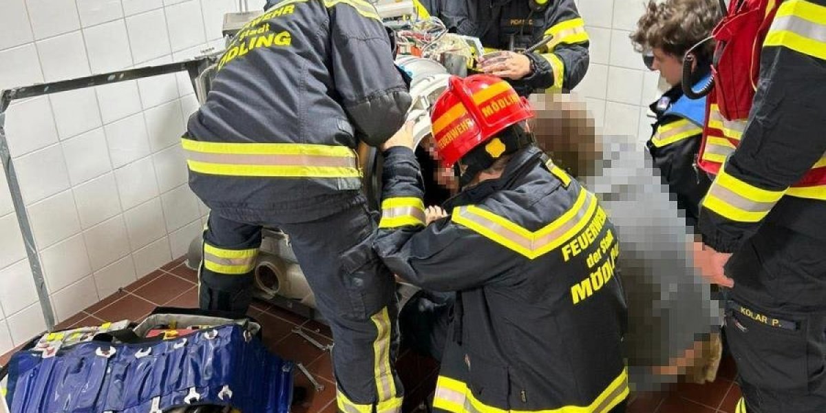 (FOTO) Drama: Devojku vadilo 18 vatrogasaca iz mašine za sušenje veša - Ovoliko je trajala akcija