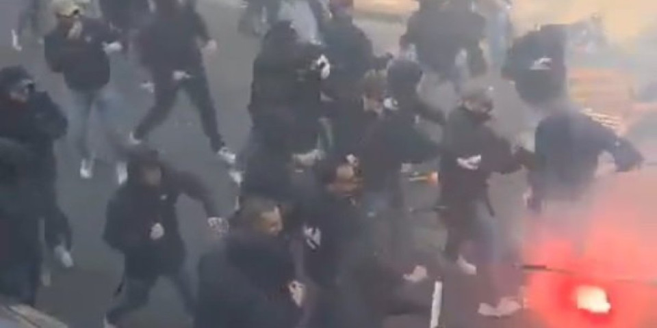 Haos! Krvavi sukob navijača: Letele štangle, stolice, baklje (VIDEO)