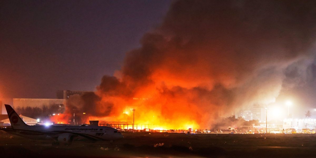 (FOTO) Zapalio se aerodrom u glavnom gradu! Požar guta sve pred sobom - Putnici hitno evakuisani, svi letovi zaustavljeni