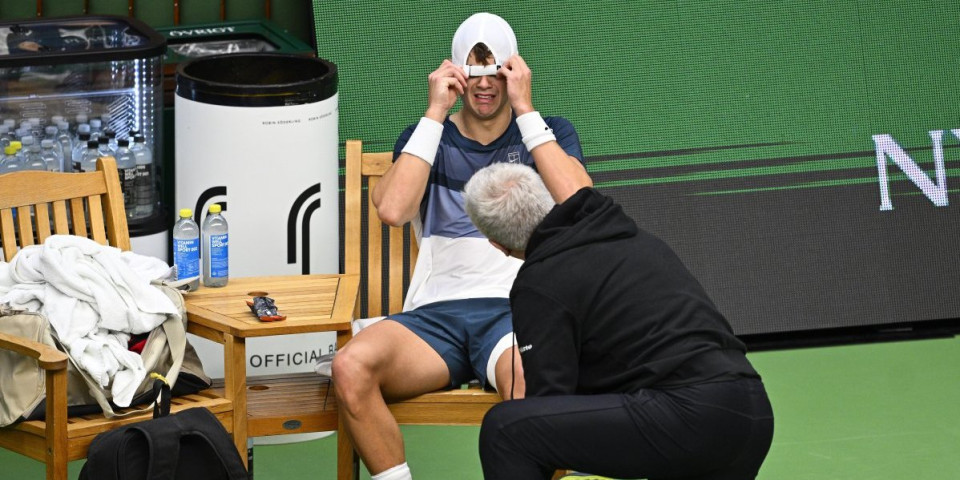 Jezive scene! Rune u suzama iznet sa terena posle stravične povrede (FOTO/VIDEO)