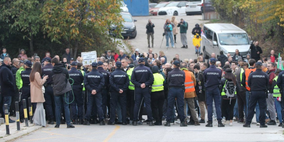 Demonske maske, skrivanje i besmisao: Šta smo juče mogli da vidimo na propalom skupu blokadera ispred Informera