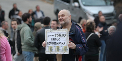 Scene sa skupova blokadera su uznemirujuće, podjednako kao i govor na njihovim malim zborovima.