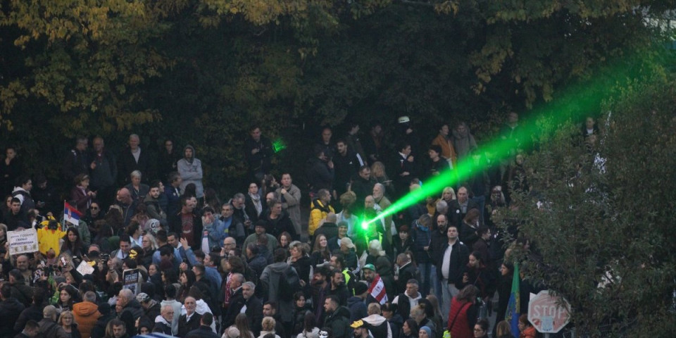 Pite iz Hrvatske, bedževi iz Mađarske... Blokaderi imaju podršku iz regiona u rušenju države (FOTO/VIDEO)