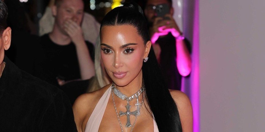 Lateks puca na njoj: Kim Kardašijan sve oduvala svojim oblinama u izazovnoj haljini (FOTO)