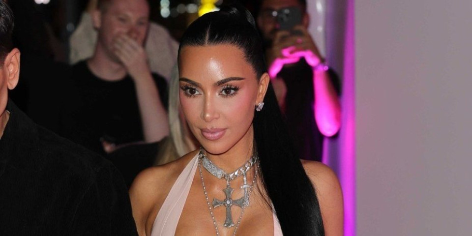 Umesto jelke ima šumu: Praznična dekoracija Kim Kardašijan kao iz "Narnije" - izgleda nestvarno (VIDEO)