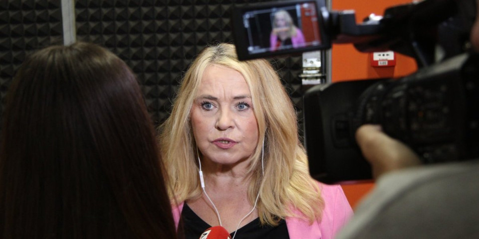 SKANDAL ISPRED INFORMERA: Blokaderi Branku Lazić polili farbom (FOTO)