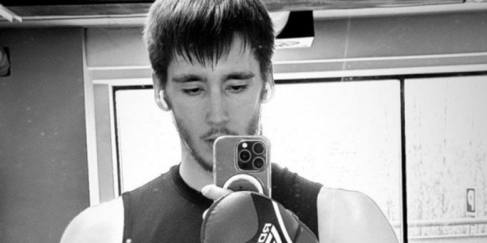 Vruće fotke sina Harisa Džinovića: Skinuo se mlađani Kan (FOTO)