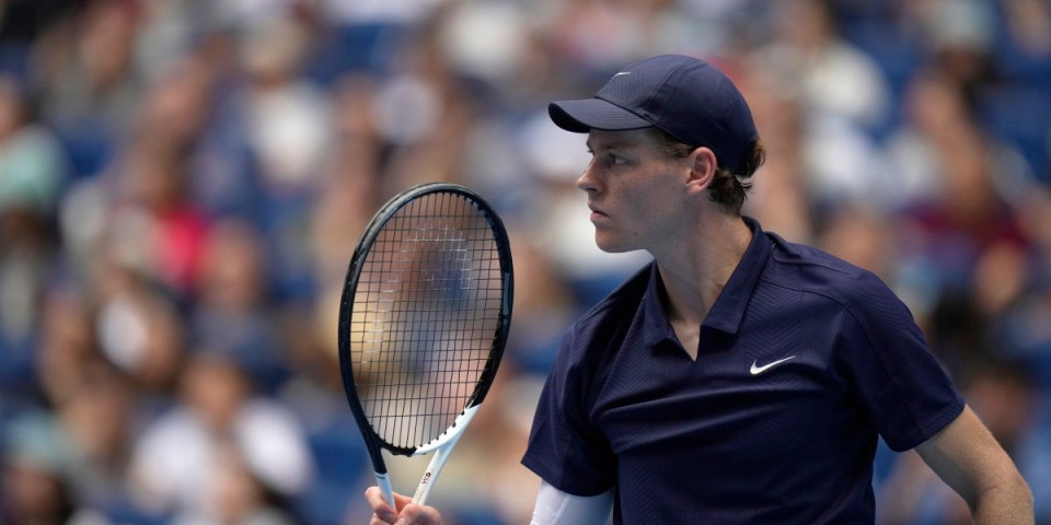 Siner dobio reket od čistog zlata: Evo koliko vredi poklon iz Rijada (VIDEO)