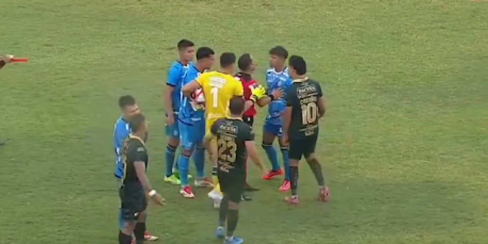 Ovo se ne viđa često - Makljaža fudbalera, tukli se pesnicama, šutirali... (VIDEO)