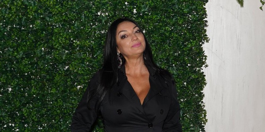 Bratele jedva drže bujne grudi - Pevačica u šestoj deceniji prava bomba (FOTO)