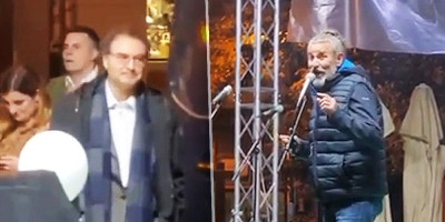 Taman kad pomislimo da smo sve videli od blokadera "zablistaju" njihove "veličine" - profesionalni dinster Jovo Bakić i nekada ozbiljan glumac Dragan Gagi Jovanović, a sada, kako stvari stoje, samo blokaderska maskota.