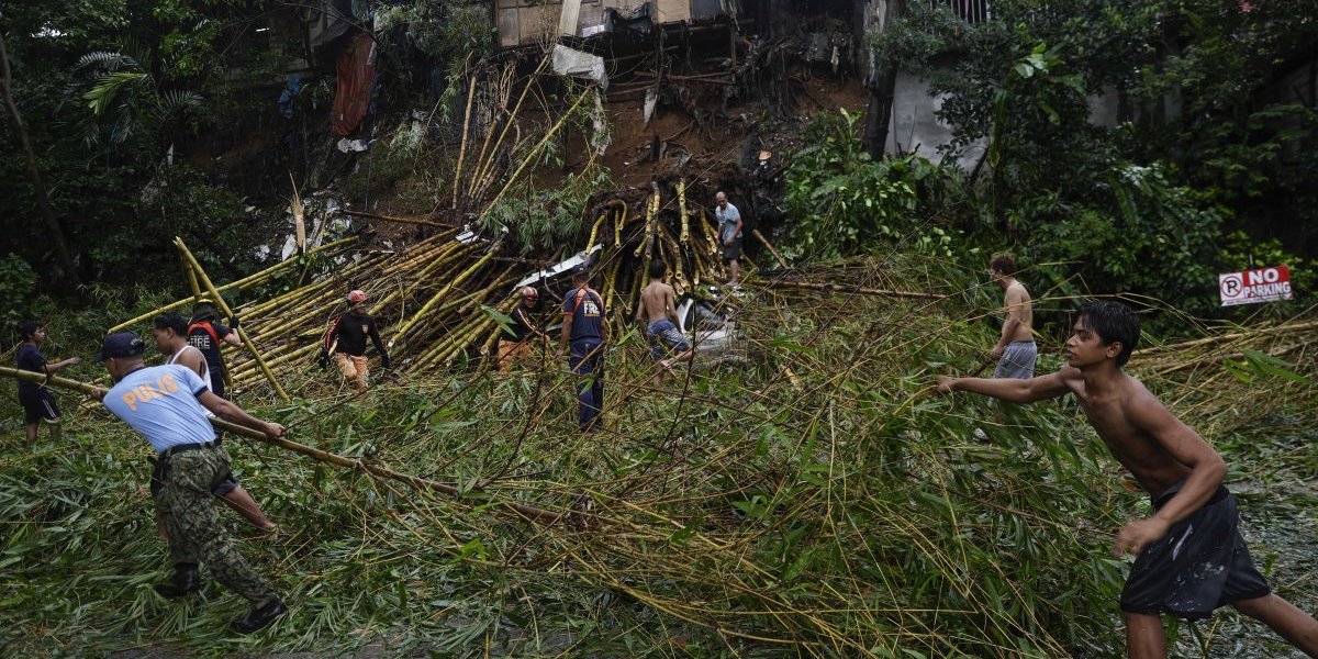 Tropska oluja pustoši Filipine: Šestoro mrtvih, desetine hiljada evakuisanih (FOTO)