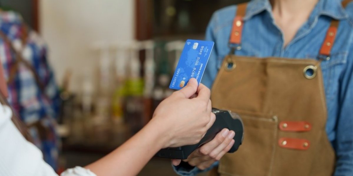 Banke vam to neće reći: Evo kada nikako ne treba plaćati karticom