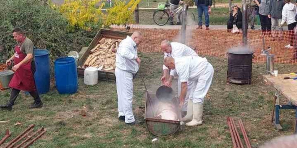 Počelo je: Ovako je protekla prva prava sremačka kobasicijada  (VIDEO)