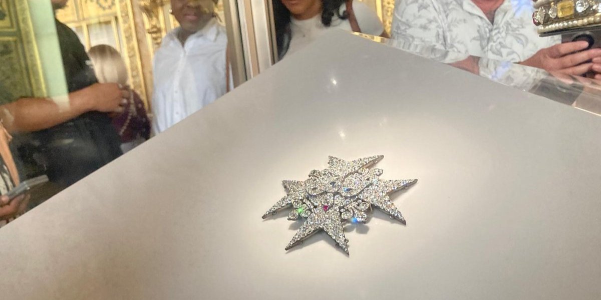 Pljačka u Luvru dobila novi obrt: Na pločniku pronađen polomljeni deo nakita! (VIDEO)