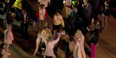 Osim što se zalažu za otcepljenje Vojvodine, nezavisno Kosovo i priznavanje navodnog genocida u Srebrenici blokaderi redovno slave, dok pričaju da žale za žrtvama pada nadstrešnice.