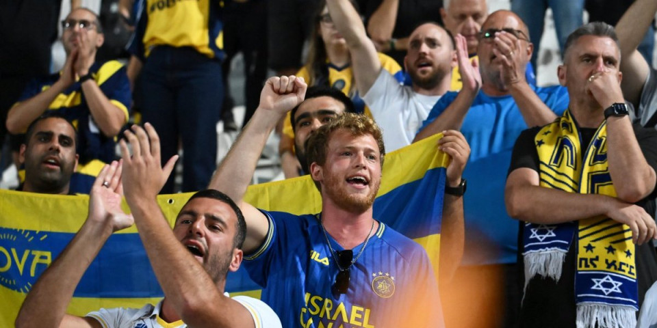 Navijači napravili haos u Tel Avivu, padale dimne bome, letele kamenice, baklje..