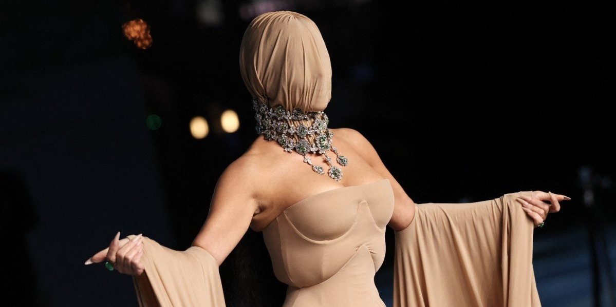 Sakrila lice i istakla rebra: Pojavila se u neobičnom izdanju - svi se šokirali kada su shvatili ko je (FOTO)