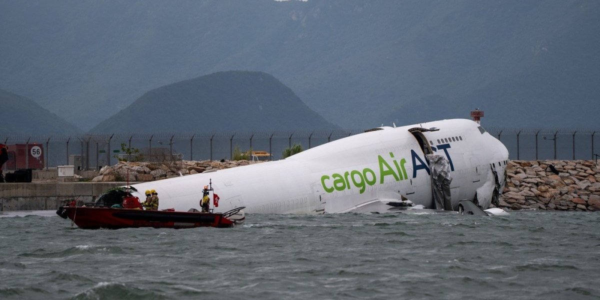 Boing 747 izleteo sa piste i gurnuo ljude u more, ima mrtvih: Pojavio se jeziv snimak (VIDEO)