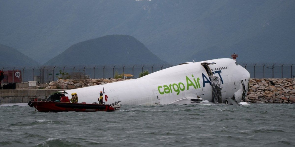 Boing 747 izleteo sa piste i gurnuo ljude u more, ima mrtvih: Pojavio se jeziv snimak (VIDEO)