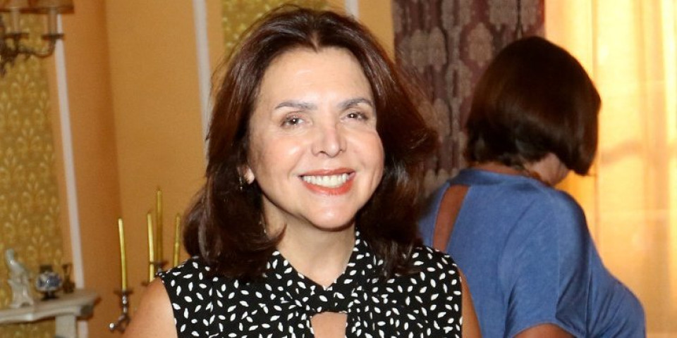 Pogledajte Daru Džokić za skupštinskom govornicom: Glumica očarala u "Crnoj svadbi" (FOTO)