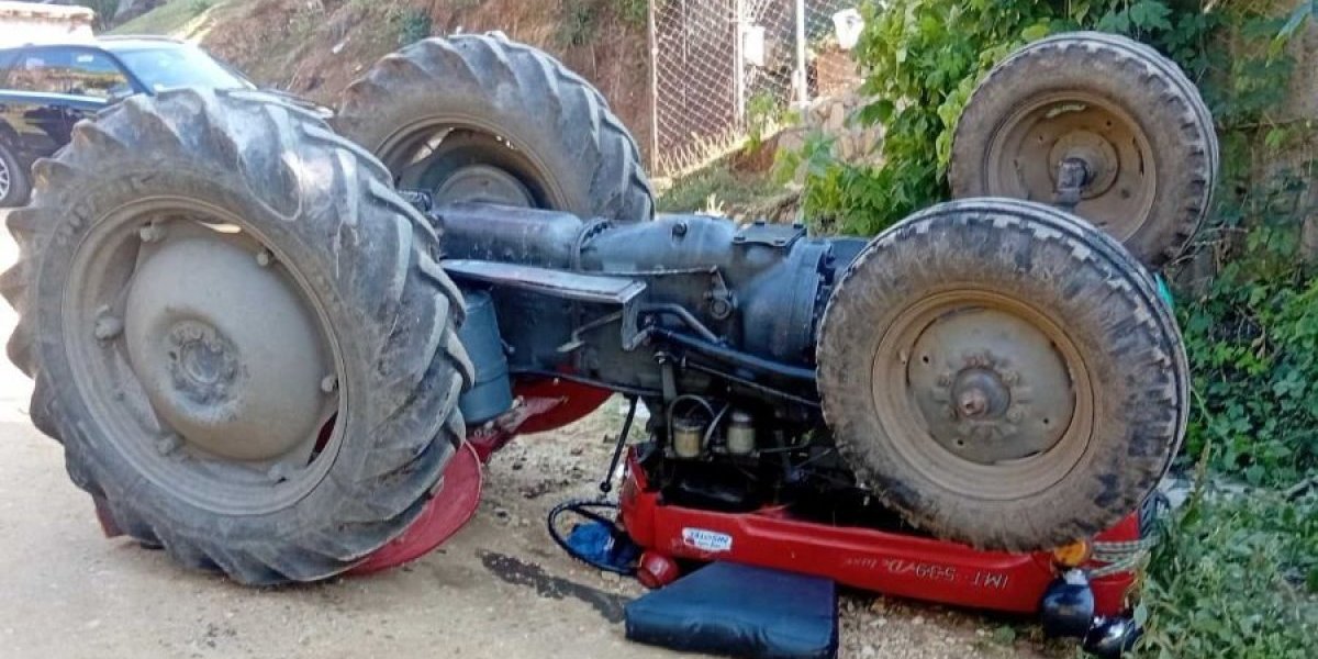 Prevrnuo se traktor, vozača izvlačili vatrogasci: Drama u Prokuplju