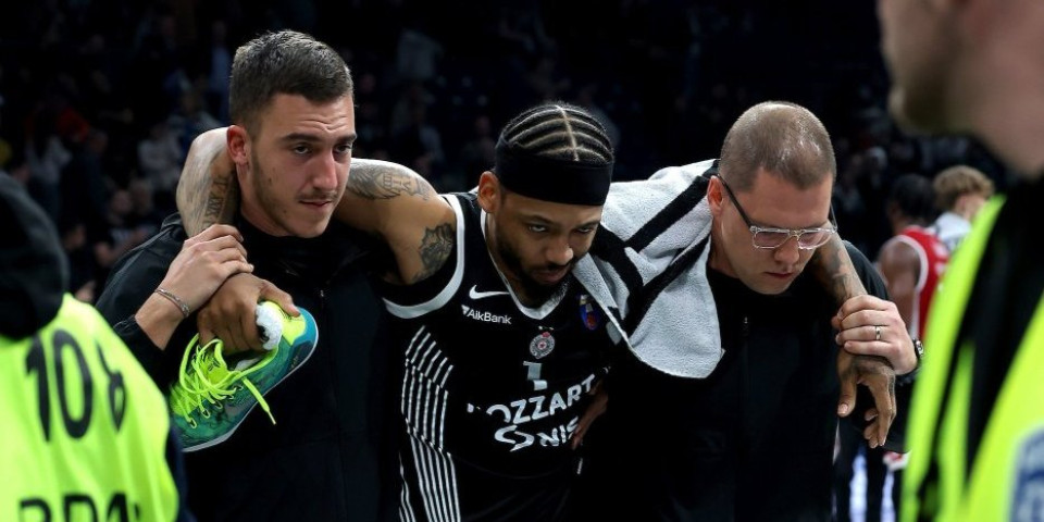 Glavobolja za Obradovića i Partizan: Karlik iznet sa terena (VIDEO)