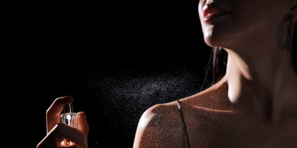 Tajna postojanog parfema: Da vam koža miriše ceo dan bez dodatnog prskanja