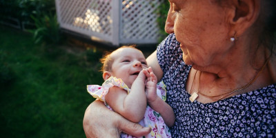 Rođenje deteta u porodici predstavlja najradosniji trenutak, a mnogi ne znaju za brojne srpske običaje koje su vezani baš za dolazak bebe u dom.