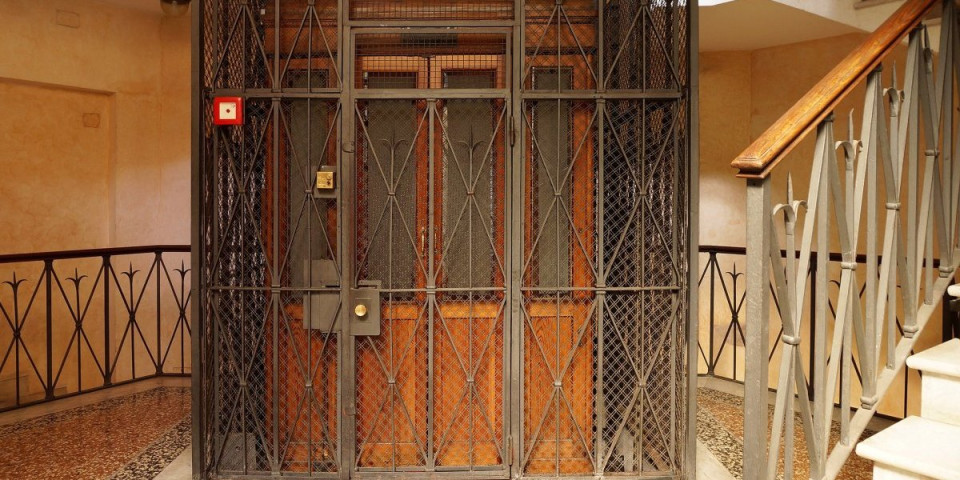 Jeziva priča o beogradskom liftu smrti: Sam se spušta na sprat gde se desila tragedija