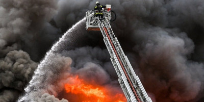 Jedna starija osoba izgubila je život u požaru koji je buknuo u beogradskom naselju Pinosava, u podnožju Avale.