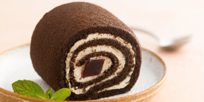 Rolat "Paunovo oko" je spoj domaće tradicije i čokoladnog luksuza - lagana kora, dva kremasta sloja i uzorak koji osvaja svaki slavski sto.