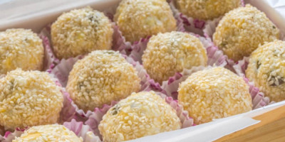 Za slavu napravite kuglice sa sirom uvaljane u susam i poslužite kao predjelo. Ukusan recept koji se ne propušta.