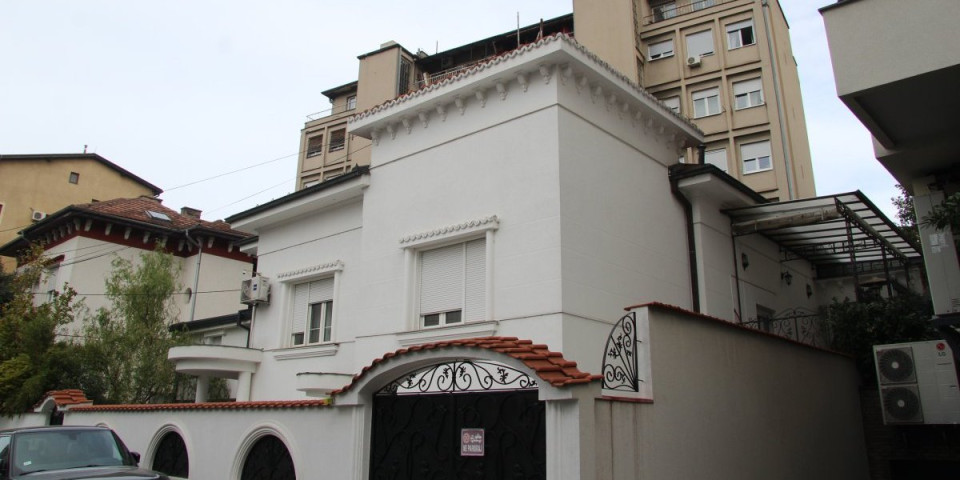 Pevač izdaje vilu za 10.000 evra - Čist luksuz i bazen u dnevnoj sobi (FOTO)