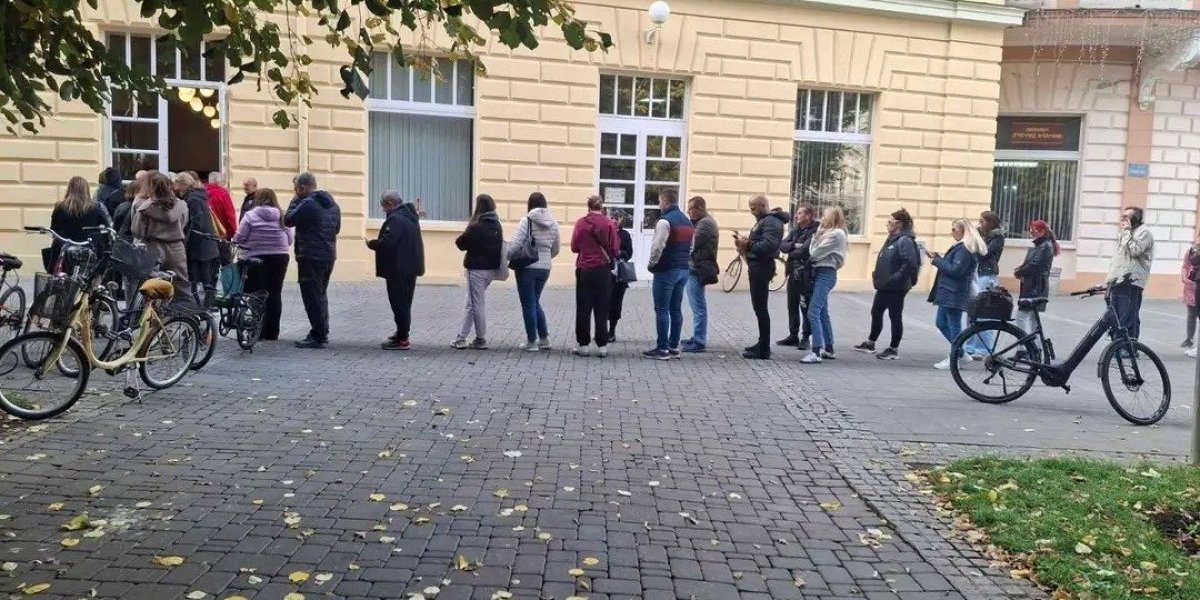 Nikad duži red u centru Sremske Mitrovice: Nećete verovati šta čekaju da kupe