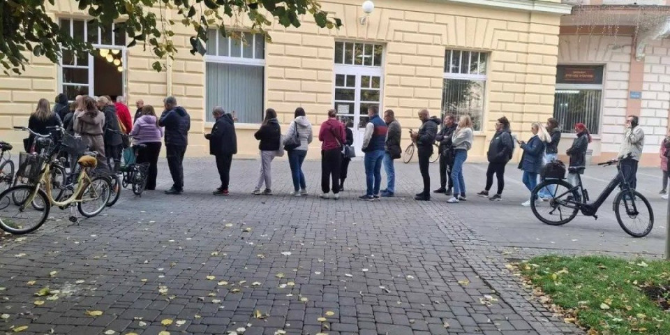 Nikad duži red u centru Sremske Mitrovice: Nećete verovati šta čekaju da kupe