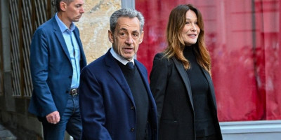 Nikola Sarkozi, nekadašnji predsednik Francuske, poslednji put je poljubio svoju suprugu Karlu Bruni, pre odlaska u zatvor. Dirljive fotografije zaljubljenog para su obišle svet, a manekenka je i tada blistala.