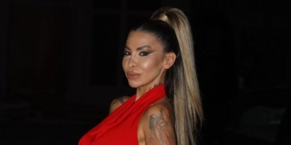 Nije znala da nabroji mesece, roditelji se svađali oko njenog imena, muž je prevario sa starletom: Ko je devojčica sa slike?