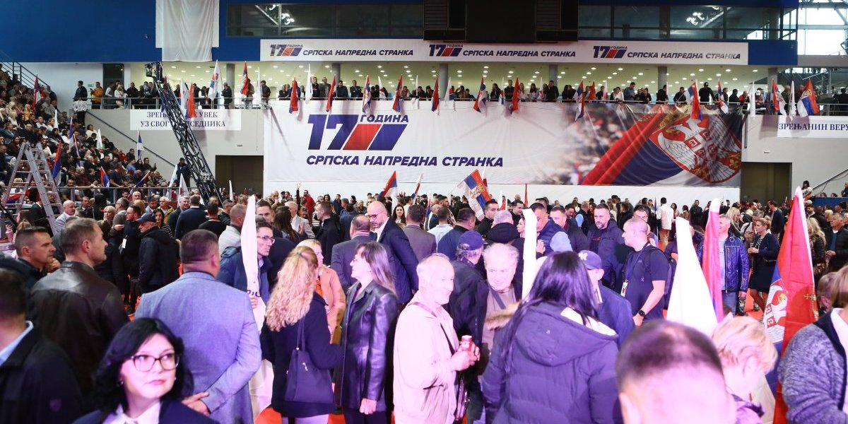 SNS obeležio 17 godina postojanja u Zrenjaninu: Vučević se obratio pred punom dvoranom, govor Vučića uz ovacije (FOTO/VIDEO)