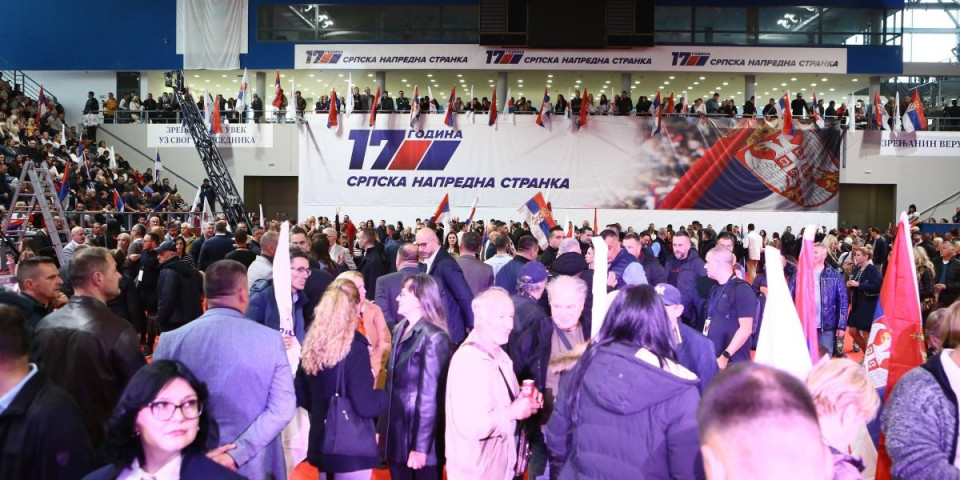 SNS obeležio 17 godina postojanja u Zrenjaninu: Vučević se obratio pred punom dvoranom, govor Vučića uz ovacije (FOTO/VIDEO)