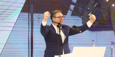 U teškim vremenima za našu zemlju, pritisnuti sa svih strana, predsednik Srbije Aleksandar Vučić je pokrenuo diplomatsku ofanzivu kako bi zaštitio Srbiju i srpski narod od borbi velikih sila.