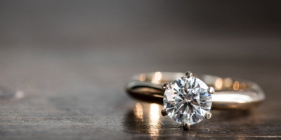 Mlada evropska dizajnerka Melisa doživela je šok kada je pokušala da proda prsten koji joj je ostao od bivšeg dečka. Umesto lake zarade, završila je u policijskoj stanici.