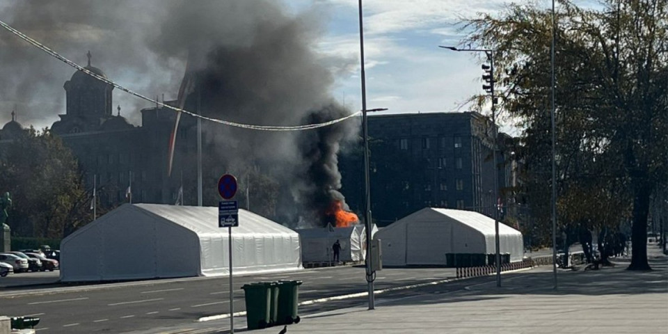 Pucnjava i požar ispred Narodne skupštine - Jedna osoba ranjena, zapaljen šator (VIDEO/FOTO)