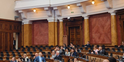 Nebojša Bakarec, poslanik i član predsedništva Srpske napredne stranke (SNS) javno je istakao da su na dan glasanja u Skupštini od 90 poslanika opozicije samo su danas bila prisutna 23!