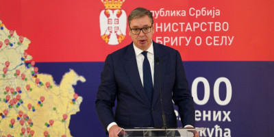 Predsednik Srbije Aleksandar Vučić oglasio se sa svečanosti u Palati Srbija i rekao da se u našoj zemlji dogodio teroristički akt zbog kojeg mora da napusti svečano okupljanje.